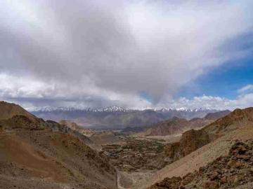 Ladakh tour packages change mood without warning