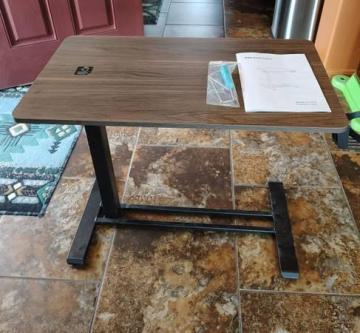 Rolling bedside table with adjustable height