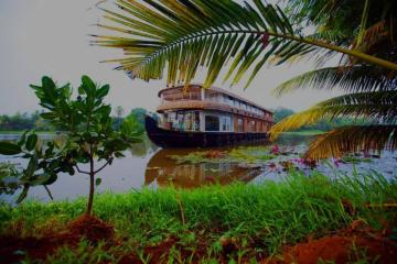 Alleppey Houseboat Packages for a Memorable Kerala Getaway