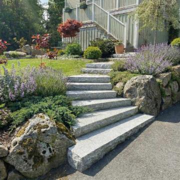 Stentrappa till entre i natursten stabil och hallba