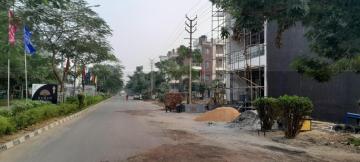 How can you find the right plot in Wave City Ghaziabad?