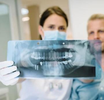 Zahnaerztin Muenchen Dr. Sabrina von Rakowski | Endodontie, Implantate, Zahnersatz |