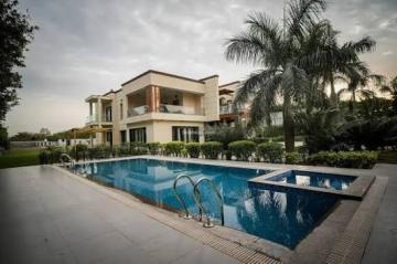 Which are the popular locations for farmhouses in Noida?