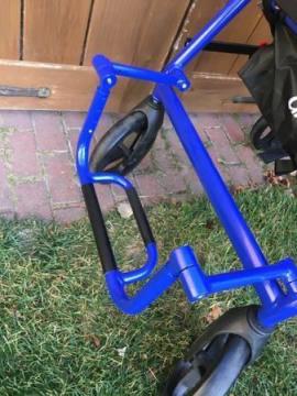 Rolling walker (rollator) with seat and hand brakes