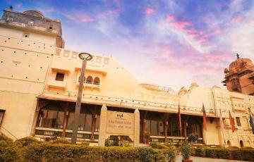 Book MPT Sheesh Mahal Orchha - MPTDC - Asia - Hotels & Resorts.
