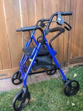 Rolling walker (rollator) with seat and hand brakes