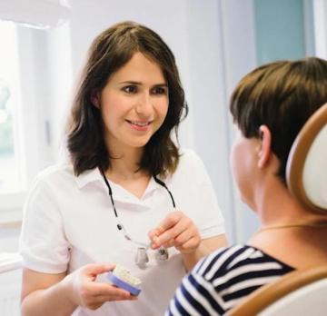 Zahnaerztin Muenchen Dr. Sabrina von Rakowski | Endodontie, Implantate, Zahnersatz |